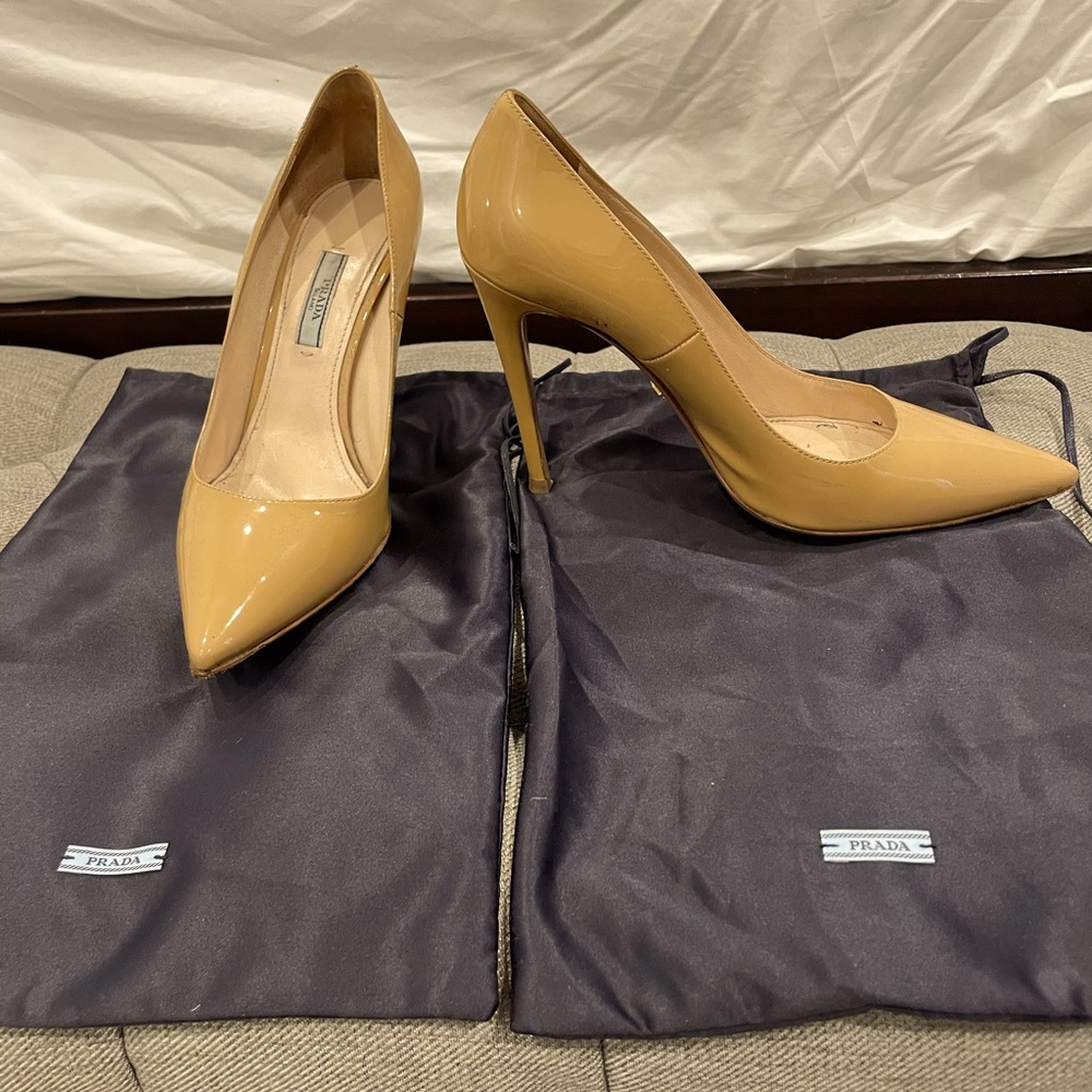 Prada pumps in patent leather nude